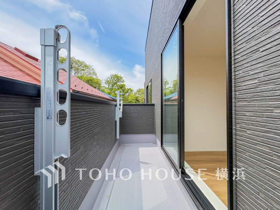 暮らしの中で光と風を演出してくれるバルコニー、見事なまでの開放的な空間を演出しながら、プライベート性も確保された空間は我が家の自慢。