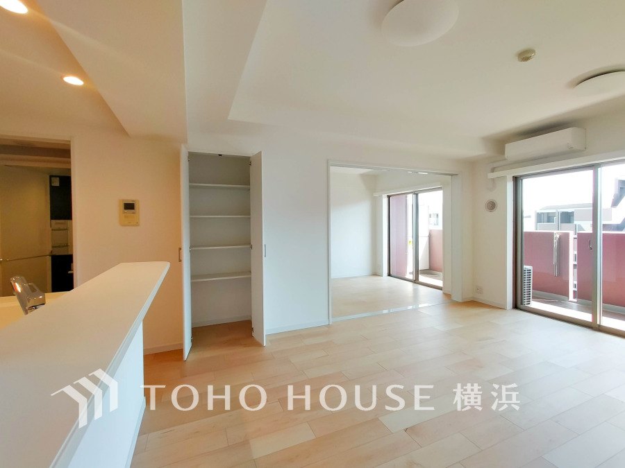 家族みんなが爽やかに健やかに過ごせるように、溢れる光をたっぷり取り込んだリビングダイニング。集いの場、憩いの場としての快適性を求めたやすらぎの空間です。