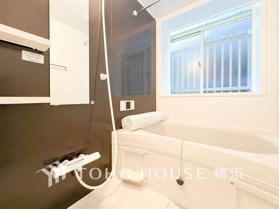 1日の疲れを癒すバスルームは、心地よいリラックスを叶える清潔感溢れる美しい空間です。心からゆったりと寛いでいただけるよう、ゆとりのスペースを確保してます。