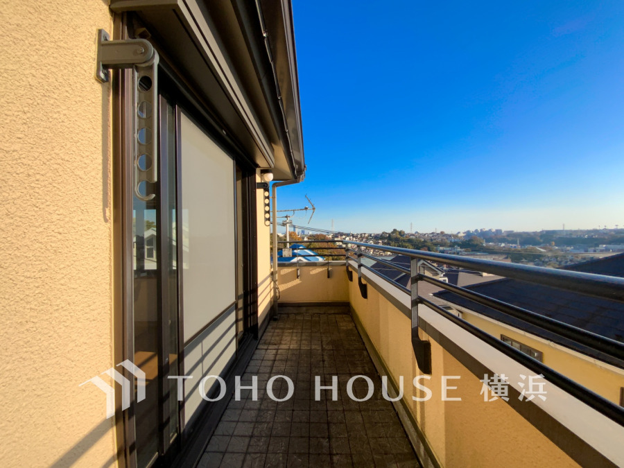 ずっと太陽を感じる事ができるのは、遮るものが視界に無いから。彼方に広がる風景が絵画のように広がります。