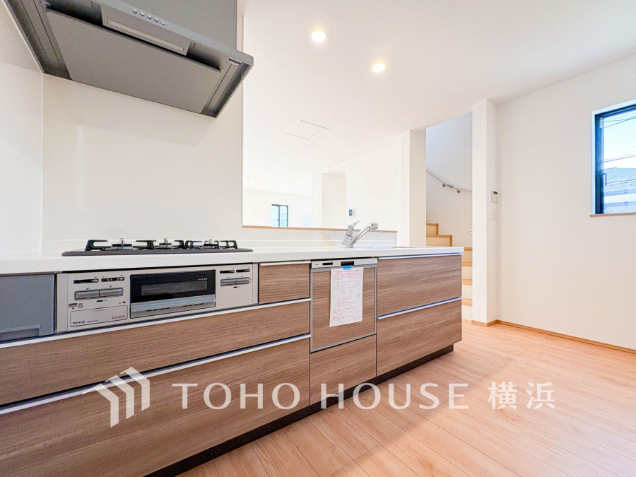 プライベートスペースを彩るインテリアとしての美と、快適な日常を支える機能性と強さがひとつになったキッチンです。開放的な対面カウンターキッチンはリビングと一体感のある空間。