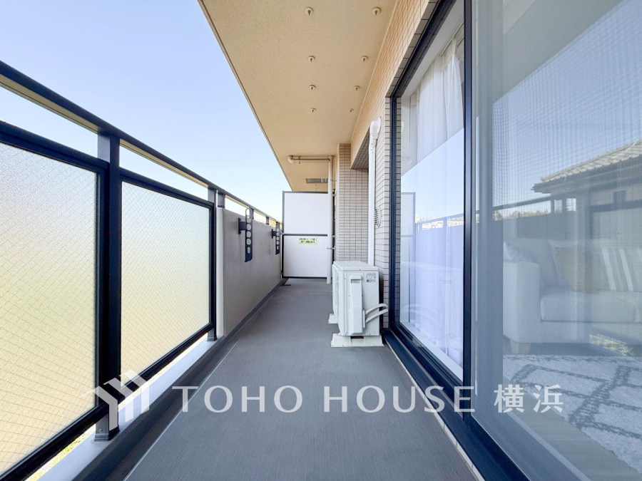 広々としたバルコニーは開放感があり、リビングとつながる快適な屋外スペースを実現しています。