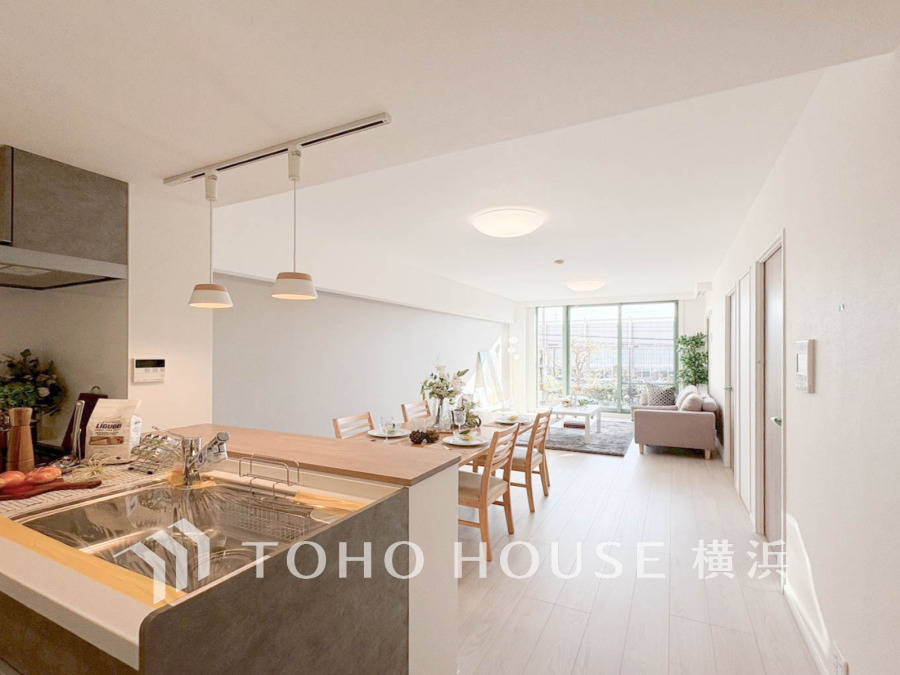 明るい自然光が差し込む開放的なリビングダイニング。対面キッチンで家族の会話も弾む快適空間です。