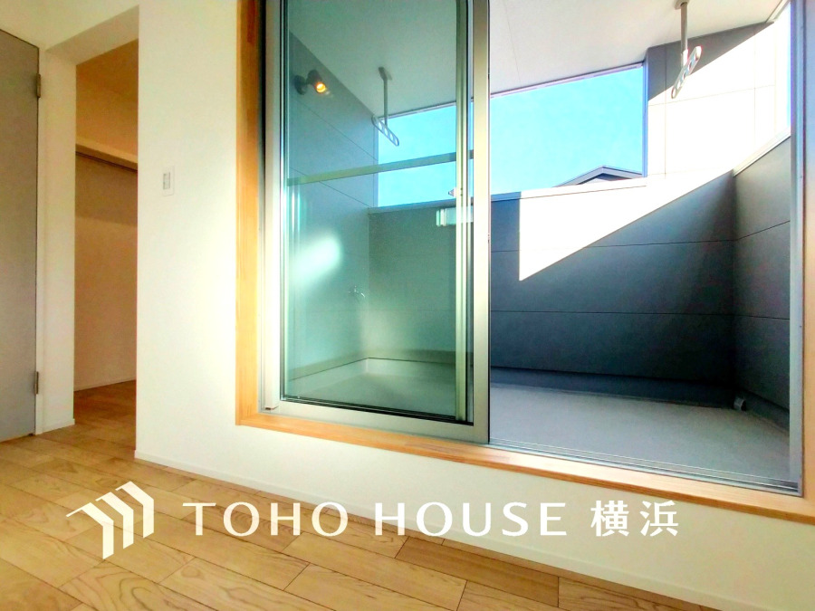 暮らしの中で光と風を演出してくれるインナーバルコニー。見事なまでの開放的な空間を演出しながら、プライベート性も確保された空間は我が家の自慢。アウトドアリビングとしても楽しめそう。