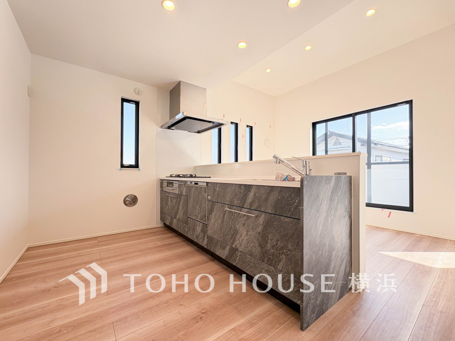 使い勝手の良い設備のキッチンで効率よくお料理もできます。食する料理に家族が舌鼓を打ち自然と笑いが絶えない空気感がそこに広がります。自慢の腕をふるってください。