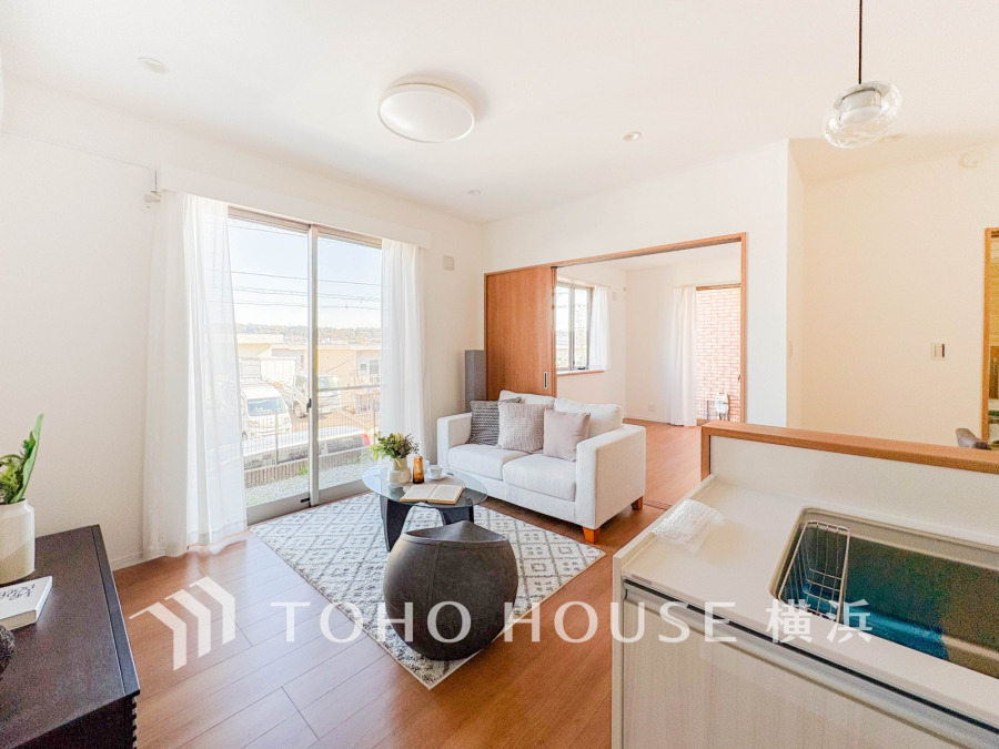 明るい自然光が差し込むリビングダイニングは、家族が集うくつろぎの空間として最適です。