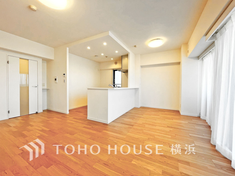 和やかで洗練された空間の演出。寛ぎとコミュニケーションを育む居心地のよい場所。やわらかな陽射しが降り注ぎ、室内に開放感と爽快感をもたらします。