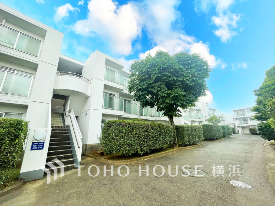 緑緑豊かな閑静な高台に佇む低層マンション。総戸数122戸のビッグコミュニティにつき管理体制良好です。