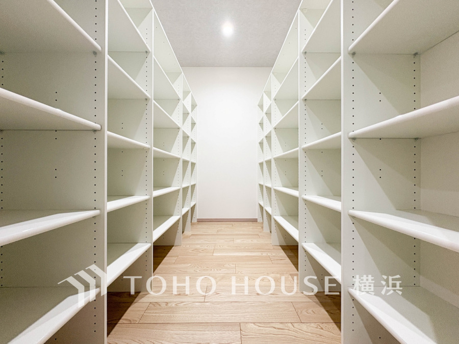 キッチンにはパントリーとしてお使い頂くこともできる、ゆとりある納戸をご用意。見やすく取り出しやすい配置の棚や、大きなものを収納しておける広さなど、使い勝手にも配慮されています。