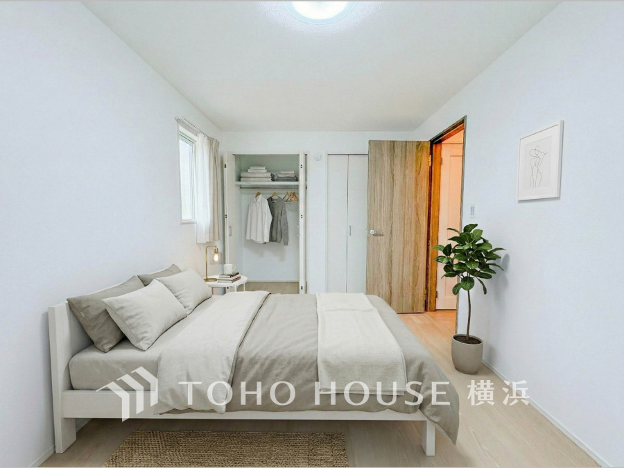 シンプルで清潔感ある寝室。収納スペースも充実し、快適な眠りをサポートします。明るい窓辺が心地よい空間です。（装飾品はAI加工です）