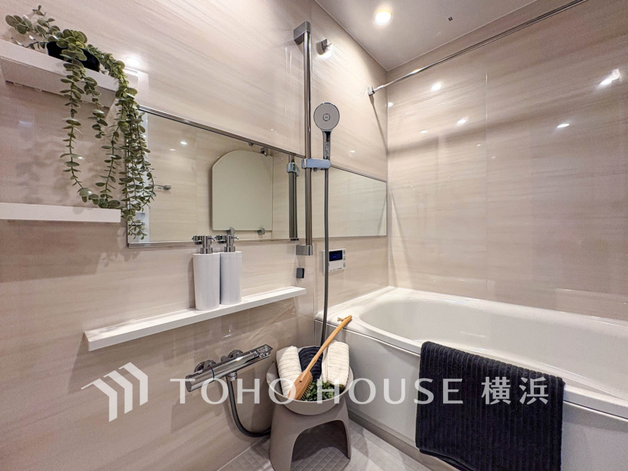 1日の疲れを癒すバスルームは、心地よいリラックスを叶える清潔感溢れる美しい空間です。心からゆったりと寛いでいただけるよう、ゆとりのスペースを確保しています。