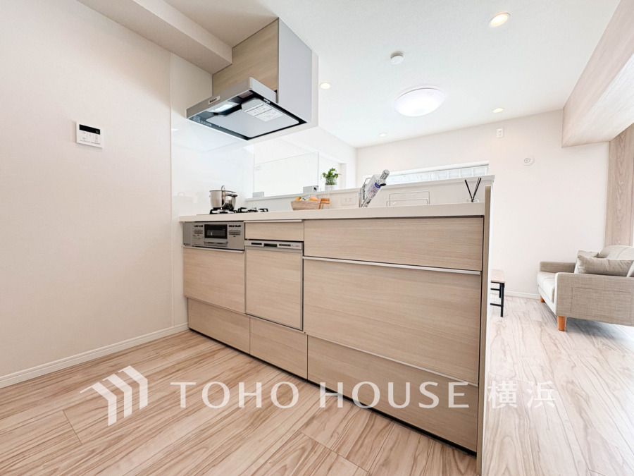 新規交換された清潔感溢れるシステムキッチン。スタイリッシュな対面式キッチンです。
