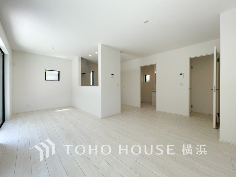 和やかで洗練された空間の演出。寛ぎとコミュニケーションを育む居心地のよい場所。やわらかな陽射しが降り注ぎ、室内に開放感と爽快感をもたらします。