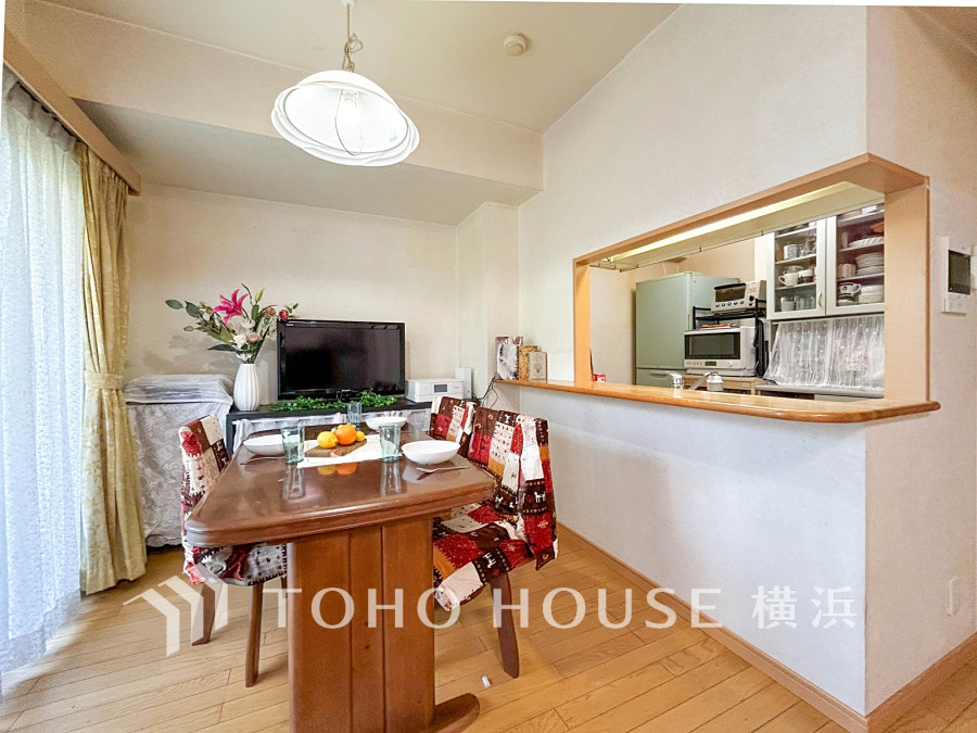 家族と過ごすひと時を溢れる光が優しく包み込むリビングダイニング。家族とともに、心穏やかに過ごすひととき。家族との時間、自分の時間を大切にできる空間がここにあります。