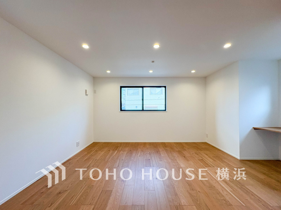 柔らかな色合いのフローリングと清潔感の溢れるクロスが明るい空間を創り出しているリビングダイニング。憩いの場に相応しく、ここで楽しむ家族の時間が絆をより深めてくれそうです。