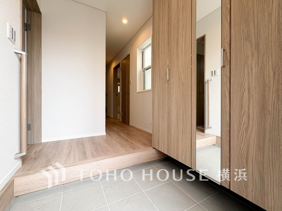 居住者の帰り、訪れる方を優しく迎え、やすらぎに満ちた生活空間を予感させる。健やかな暮らしを楽しめそう。