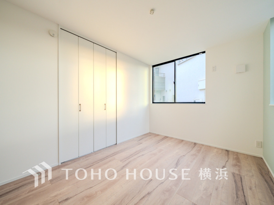 明るい光が差し込む、収納豊富なシンプルで使いやすい洋室です。快適な暮らしを支えます。