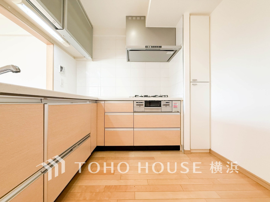 家事を効率よくこなせるL字型キッチン。美しさと機能性を両立したシステムキッチンです。
