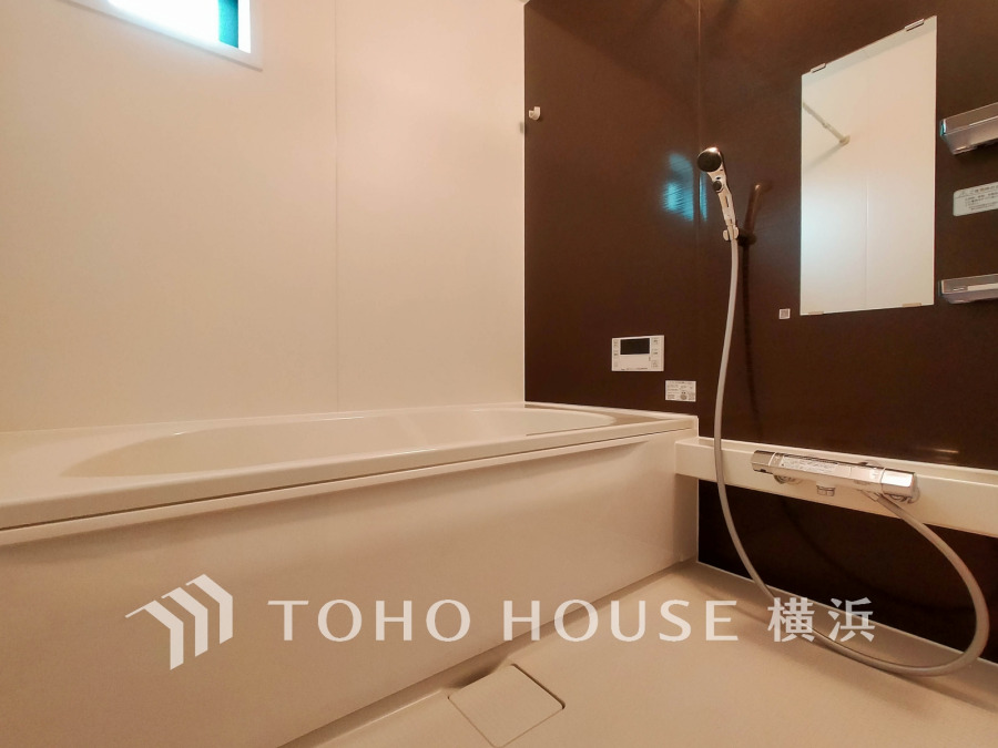 心地よいリラックスを叶える清潔感溢れる美しい空間。快適で機能的なバスルームです。
