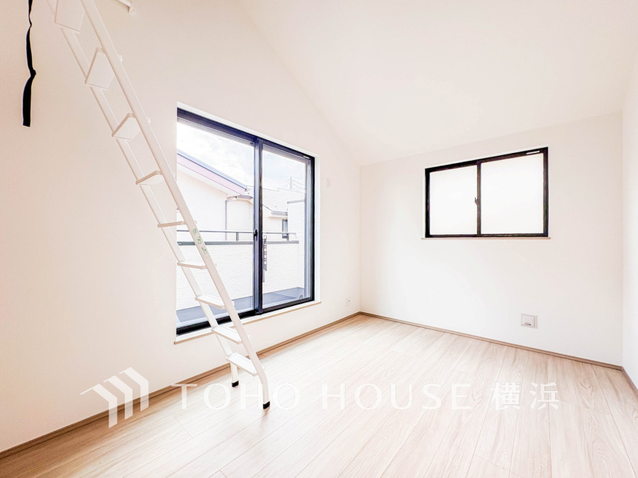 大きな窓から自然光が差し込み、快適な居住空間を実現しています。上部ロフト付きです。