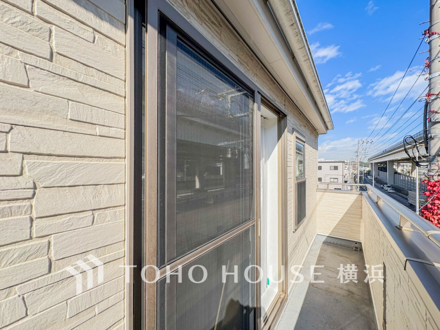 バルコニーは２箇所あり、室内に快適な光と風を取り込みます。
