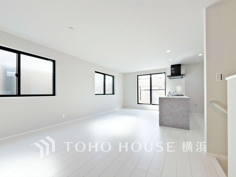 明るく開放的な空間が広がるLDK。室内には豊かな陽光が注ぎ込み、爽やかな住空間を演出。
