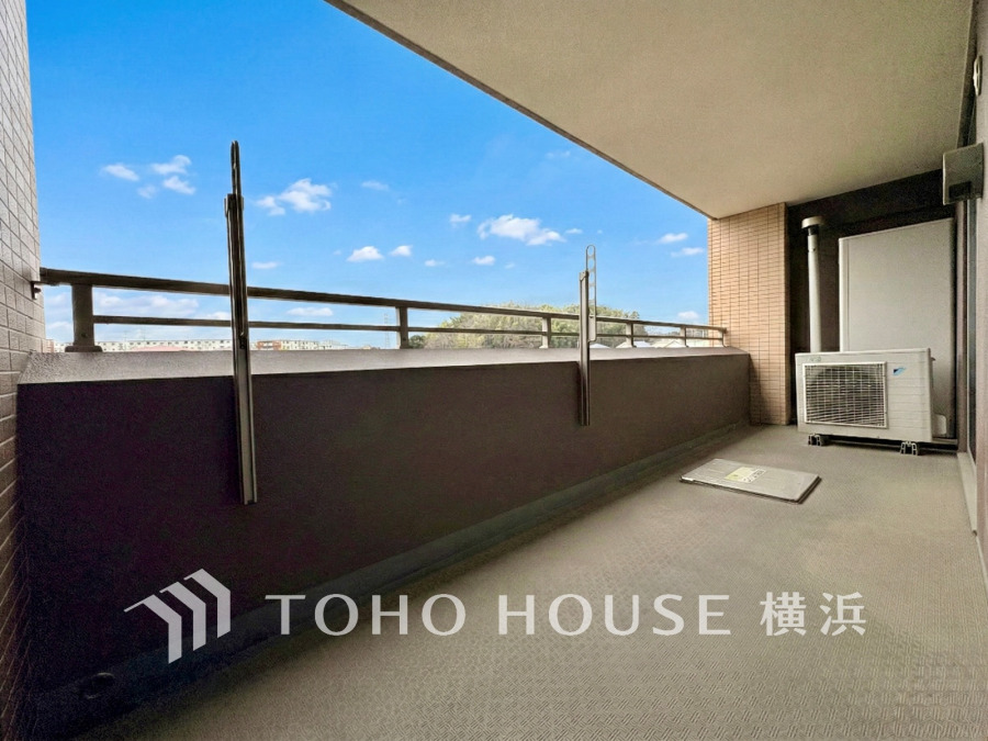 たっぷりと出幅をとったゆとりあるバルコニー空間は、開放的でありながらプライベート性も確保しています。
