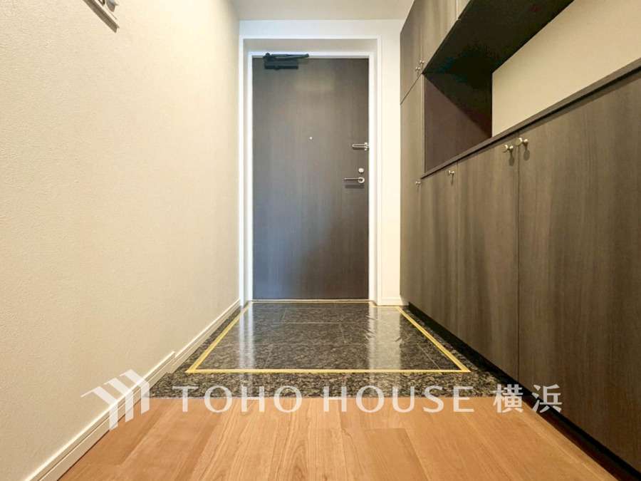 清潔感溢れる玄関がお出迎えする本邸宅の物語は、ここから始まる日常を期待させます。この場所には「希望」と「優越」で包み込んでくれる「特別」な空間があります。