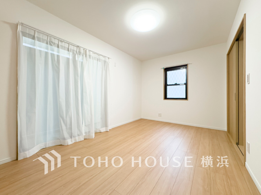 穏やかな風と陽光を導き、プライバシーに配慮された設計プランを採用し、居住性を一段と心地よいものにしています。明るく開放的な空間を演出しております。