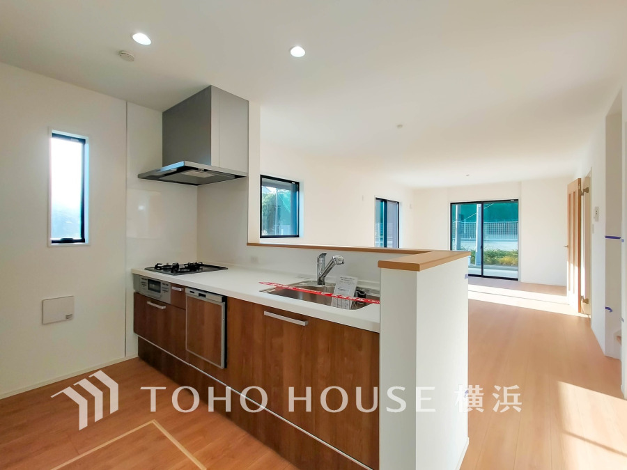 自然光がたっぷり差し込む開放的なリビングと、使いやすい対面キッチンが魅力の快適な住空間です。