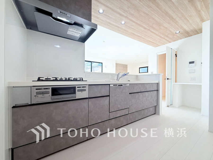 スタイリッシュな対面キッチンを採用。リビングにいるご家族との会話を楽しみながらお料理ができます。
