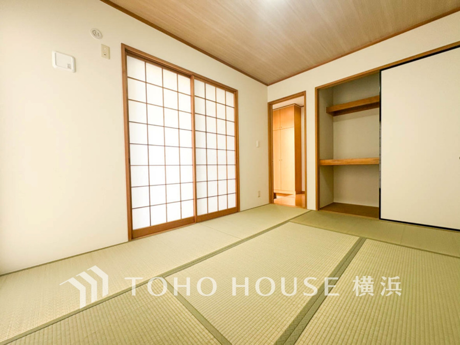 洋室とはまた違った良さがある和室。畳の香りに癒され、和の空間を感じることのできる落ち着きある一部屋です。障子からこぼれる光も優しく心穏やかになる空間です。