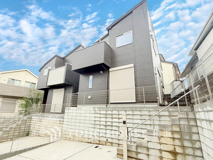 穏やかな風と陽光を導き、プライバシーに配慮された設計プランを採用し、居住性を一段と心地よいものにしています。周辺環境とのコラボレーションにより明るく開放的な空間を演出。