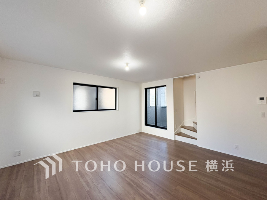 明るく開放的な空間が広がるLDK。室内には豊かな陽光が注ぎ込み、爽やかな住空間を演出。
