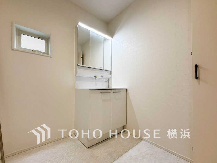 洗面台には三面鏡を採用。身だしなみを整えやすい事はもちろんですが、鏡の後ろに収納スペースを設ける事により、散らかりやすい洗面スペースをすっきりさせる事が出来るのも嬉しいですね。