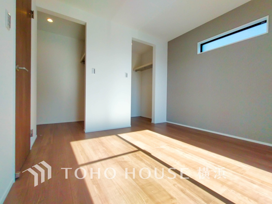 陽射しが差し込む広々とした洋室。ウォークインクローゼットで収納力も充実しています。