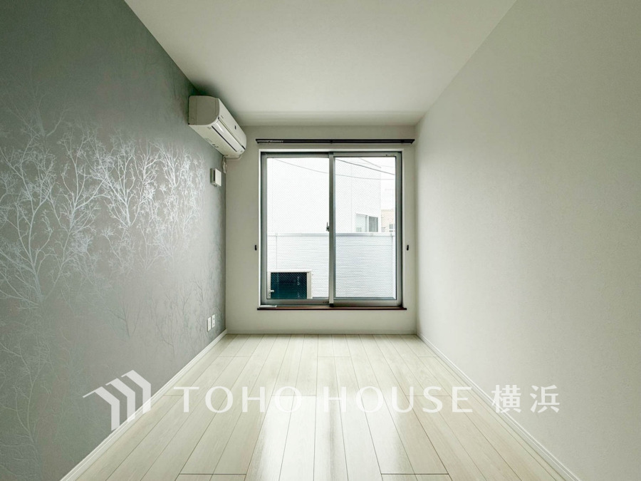 シンプルで明るい洋室は、アクセントクロスが落ち着いた雰囲気を演出し、快適な空間を実現しています。