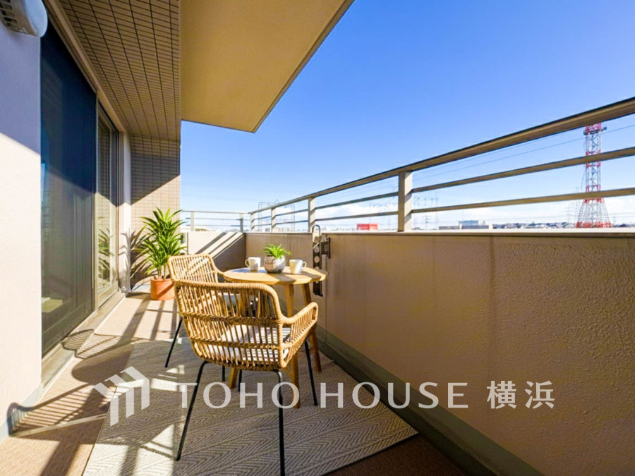 広いバルコニーは、暮らしの中での光と風を演出してくれています。見事なまでの開放的な空間をお楽しみください。（装飾品はAI加工です）