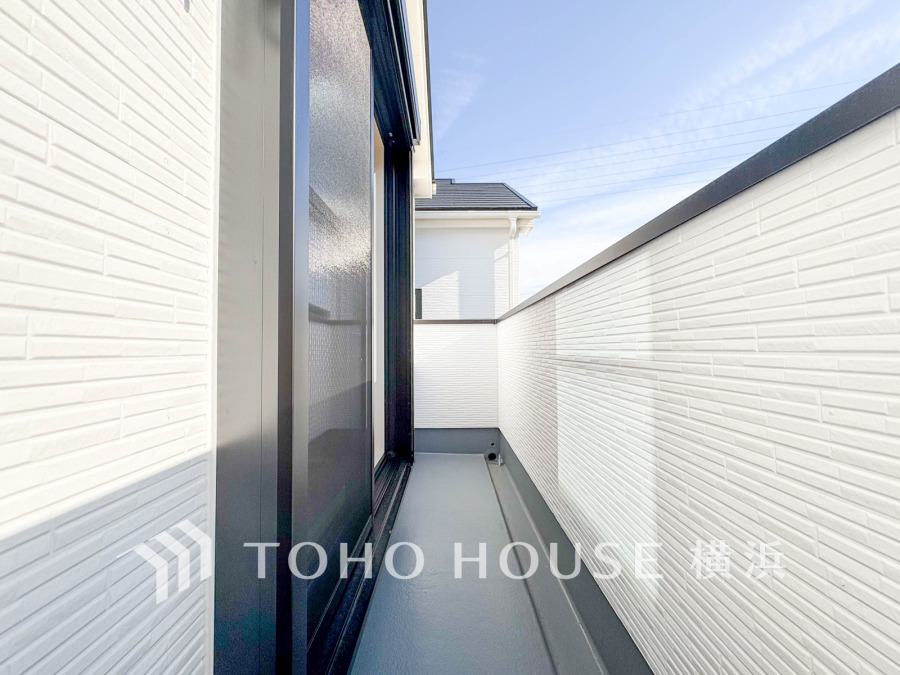 白を基調とした清潔感あるバルコニー。プライバシーを守りつつ、爽やかな風と光を感じられる空間です。