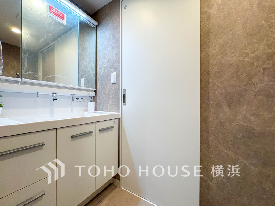 新規交換された洗面化粧台は美しく使いやすい機能が備えられています。