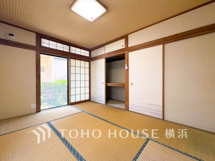 洋室とはまた違った良さがある和室。畳の香りに癒され、和の空間を感じることのできる落ち着きある一部屋です。障子からこぼれる光も優しく心穏やかになる空間です。