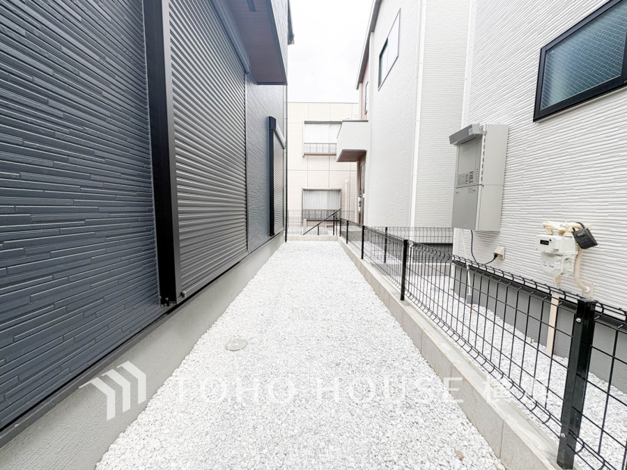 毎日の暮らしの中に癒しを与えてくれるお庭スペース。小さなお子様の遊び場にもちょうど良い空間です。ガーデニングで色とりどりの草花を綺麗に飾ればより一層華やかな空間になります。