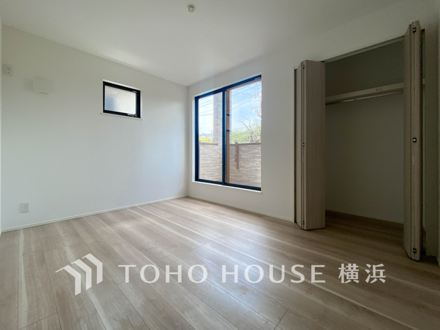 穏やかな風と陽光を導き、プライバシーに配慮された設計プランを採用し、居住性を一段と心地よいものにしています。明るく開放的な空間を演出しております。