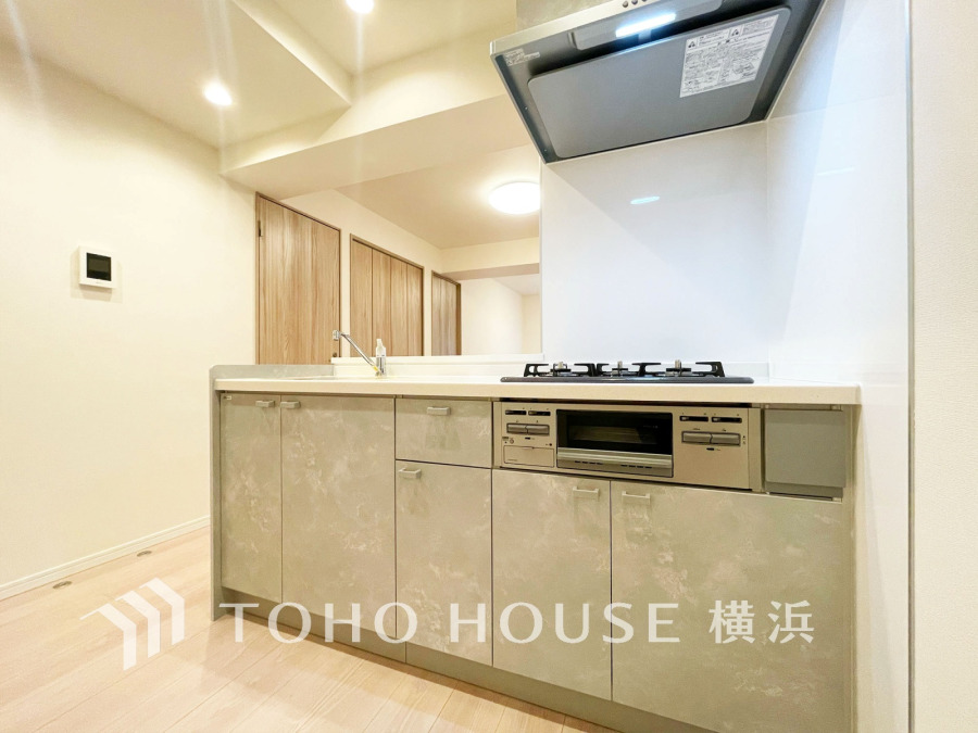 プライベートスペースを彩るインテリアとしての美と、快適な日常を支える機能性と強さがひとつになったキッチンです。開放的な対面カウンターキッチンはリビングと一体感のある空間。