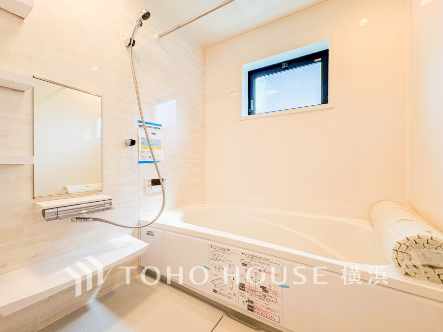 快適な使い心地とゆとりある空間が1日の疲れを解きほぐすバスルーム。空間も浴槽もゆったりのびのび使えるゆとり設計。広く感じるゆとり設計で快適なリラックスタイムを過ごせます。