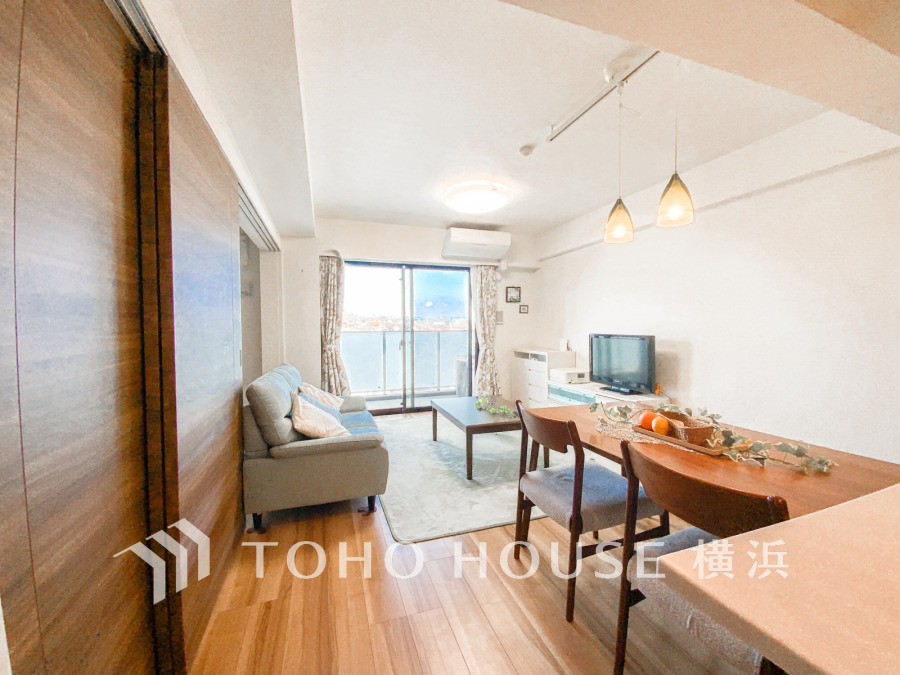 家族と過ごすひと時を溢れる光が優しく包み込むリビングダイニング。家族とともに、心穏やかに過ごすひととき。家族との時間、自分の時間を大切にできる空間がここにあります。（2026年3月撮影）