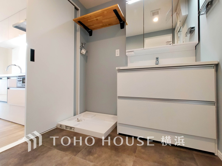 十分な大きさの洗面台は収納もさる事ながら、身だしなみチェックや歯磨きなど、朝の慌ただしい時間でもホテルライクなスペースで余裕とゆとりを感じて頂けます。