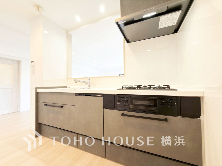 プライベートスペースを彩るインテリアとしての美と、快適な日常を支える機能性と強さがひとつになったキッチンです。開放的な対面カウンターキッチンはリビングと一体感のある空間。