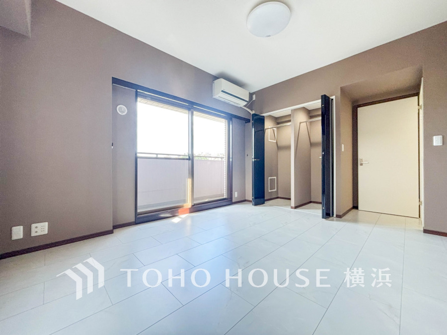 ゆったり9.2帖の明るい洋室。穏やかな陽射しが、ゆったりとした寛ぎの時間を包みます。