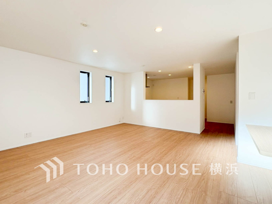 柔らかな光が広がり、デザインされた美しい内装が織り成す家族の集う場所。楽しい会話やさまざまな時が織りなすご家族の時間が丁寧に紡がれていく大切な空間。